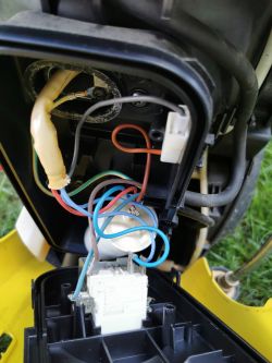 Wnętrze myjki ciśnieniowej Karcher z odsłoniętymi przewodami i włącznikiem, widoczne zużycie styków.