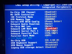 Zrzut ekranu z ustawień BIOS z menu Integrated Peripherals z różnymi opcjami konfiguracyjnymi.