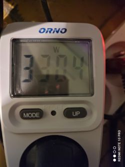 Watomierz Orno pokazujący pobór mocy 330,4W.