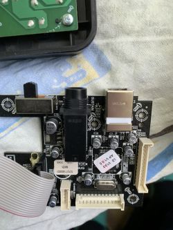 Zdjęcie płytki drukowanej z różnymi złączami i elementami elektronicznymi.