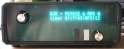 Radioodtwarzacz z wyświetlaczem VFD, pokrętłami i przyciskami przednimi, pokazujący tytuł utworu