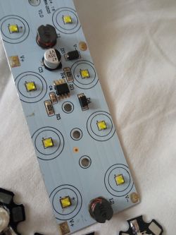 Płytka elektroniczna z diodami LED i komponentami.