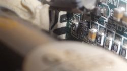Zbliżenie na elementy elektroniczne na płytce drukowanej