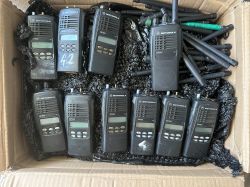 Kartonik z kilkunastoma niedziałającymi radiotelefonami Motorola GP360.