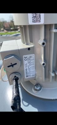 Zbliżenie na tabliczkę znamionową silnika trójfazowego Siemens podłączonego przewodem elektrycznym.
