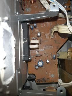 Wieża Sony MHC-RG495: słaby bas w subwooferze i brak dźwięku na AUX - jak naprawić?