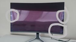 Monitor Alienware z odciskami palców i rysami na matrycy.