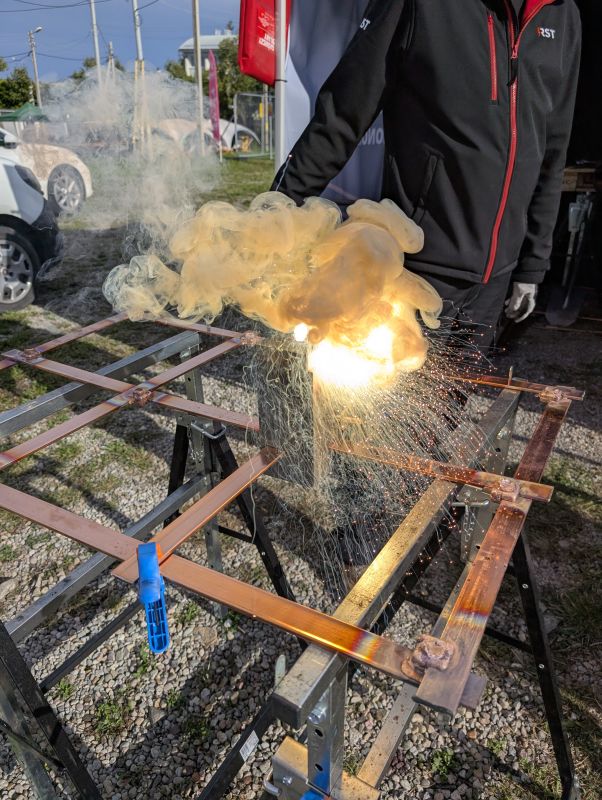 Pokaz zgrzewania egzotermicznego miedzianych szyn na targach energetycznych