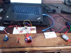 Rozbudowany układ elektroniczny z Arduino, modułem Bluetooth, serwomechanizmem i laptopem.