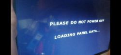 Ekran telewizora z komunikatem „PLEASE DO NOT POWER OFF, LOADING PANEL DATA”.