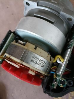 Wnętrze klucza udarowego Parkside z widocznymi komponentami elektronicznymi i silnikiem.