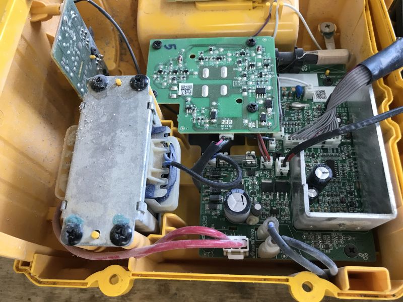 The inner workings and repair of the DeWalt DCR019 radio: a device for which spare parts are availab