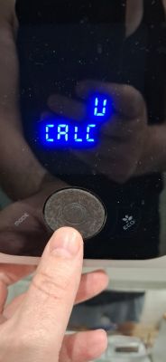 Wyświetlacz podgrzewacza wody Ariston pokazuje komunikat „CALC” i literę „Y”.