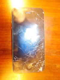 Iphone 4 - Czy wymiana ekranu wystarczy po upadku? Niebieskie paski na wyświetlaczu