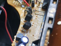 Zbliżenie na płytkę PCB z tranzystorami C1815, A1015 i B1182 w radiobudziku
