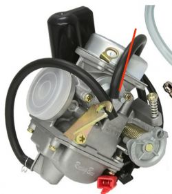Gaźnik 125ccm 4T do skutera z zaznaczonym na czerwono wężem.