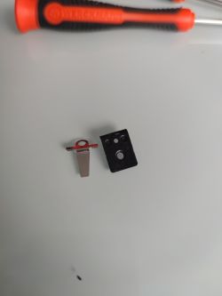 Gdzie zamontować dwie części po rozkręceniu konsoli PS4 Slim?