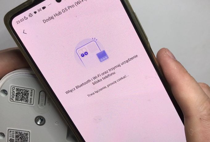 Telefon z aplikacją parującą urządzenie Hub G5 Pro przez Bluetooth i Wi-Fi
