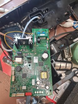 Zbliżenie na płytę główną ekspresu Philips z widocznymi komponentami elektronicznymi i spalonym układem U7.