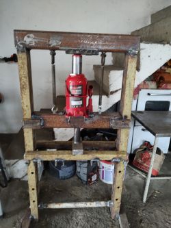 Konstrukcja prasy hydraulicznej 20t z ceowników 45x37, profil 80x80x5/6: naprawa wygiętego stołu