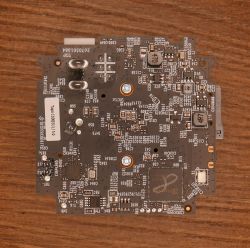 Widok płytki drukowanej z kamery TP-Link Tapo C100 EU/5.0 z oznaczeniami podzespołów.
