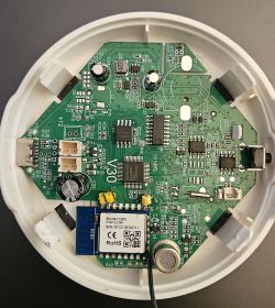 TX-E gas detector with shut-off valve control function - interior of unit