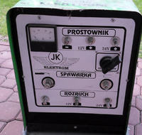 ELEKTROM st-300 prostownik spawarka rozruch da sie podlączyć 230v ?