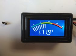 Mały i uniwersalny, elektroniczny termometr panelowy Mały i uniwersalny, elektroniczny termometr panelowy