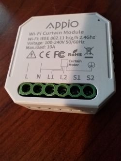 Sterownik Wi-Fi do żaluzji z oznaczeniami.