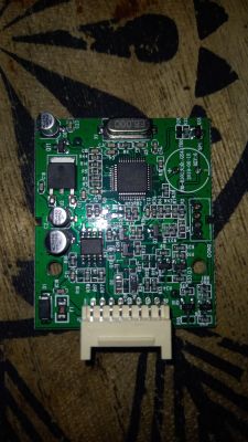 Zbliżenie na płytkę drukowaną z elektronicznymi podzespołami urządzenia.