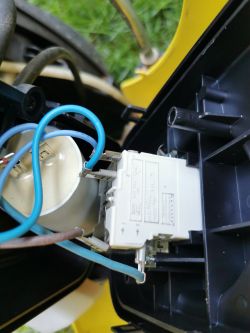 Zbliżenie na spalony styk włącznika elektrycznego wewnątrz myjki ciśnieniowej Karcher HD 6/13.