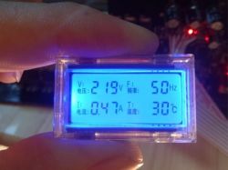 Podświetlany wyświetlacz LCD pokazujący parametry elektryczne: napięcie, częstotliwość, prąd oraz temperaturę.