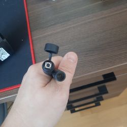 Ręka trzymająca kable z końcówkami do kamery monitoringu.