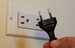 Lampka - Urwany jeden bolec z wtyczki, jak przełożyć kabel?