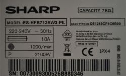 Tabliczka znamionowa pralki Sharp model ES-HFB712AW3-PL, pojemność 7 kg, 220-240V.