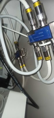 Splitter 3DSS4 firmy TELESTE z podłączonymi kablami