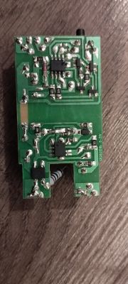 Drukowana płytka obwodów z elementami elektronicznymi.