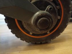 Koło hulajnogi Kukirin Kugo G3 z widoczną zaślepką na śrubie mocowania.