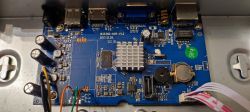 Zbliżenie na płytę główną rejestratora NVR z oznaczeniem HI3536D_NVR_V1.2, widoczne podzespoły elektroniczne i okablowanie.