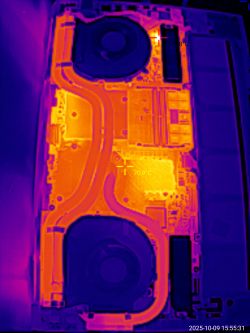 Obraz termowizyjny wnętrza laptopa z widocznymi źródłami ciepła i temperaturami.