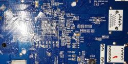 Płyta drukowana z komponentami elektronicznymi i odbiciem światła.