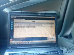 Ekran laptopa z uruchomionym programem diagnostycznym pokazującym dane z czujników prędkości kół w samochodzie Audi A6.