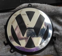 Logo VW na srebrnym tle, przygotowane do montażu.