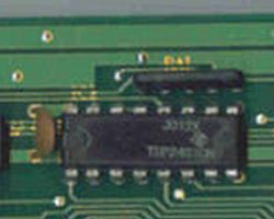 Ciemny układ scalony na płytce drukowanej z logo Texas Instruments