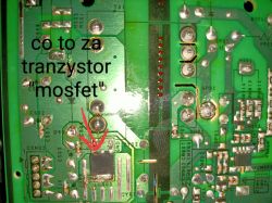 Płytka drukowana z zaznaczonym tranzystorem MOSFET.
