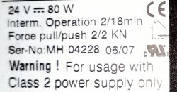 Naklejka techniczna informująca o zasilaniu i wymaganiach dla urządzenia elektrycznego: 24 V, 80 W.