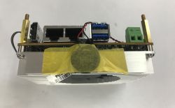 Mała płytka elektroniki na radiatorze z portem HDMI, 2× Ethernet, 2× USB i zielonym złączem +/-