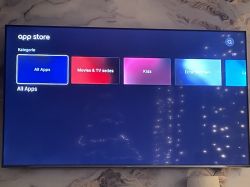 Ekran telewizora Heisense z otwartym sklepem aplikacji, pokazujący kategorie aplikacji takie jak All Apps, Movies & TV series, Kids, i Entertainment.