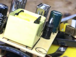 Listwa zasilająca z osobnymi włącznikami dla gniazd i ładowarką USB - wnętrze, jakość... Listwa zasilająca z osobnymi włącznikami dla gniazd i ładowarką USB - wnętrze, jakość...