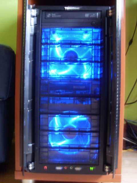 LEDy przy wentylatorach w obudowie Wizard w rytm muzyki.